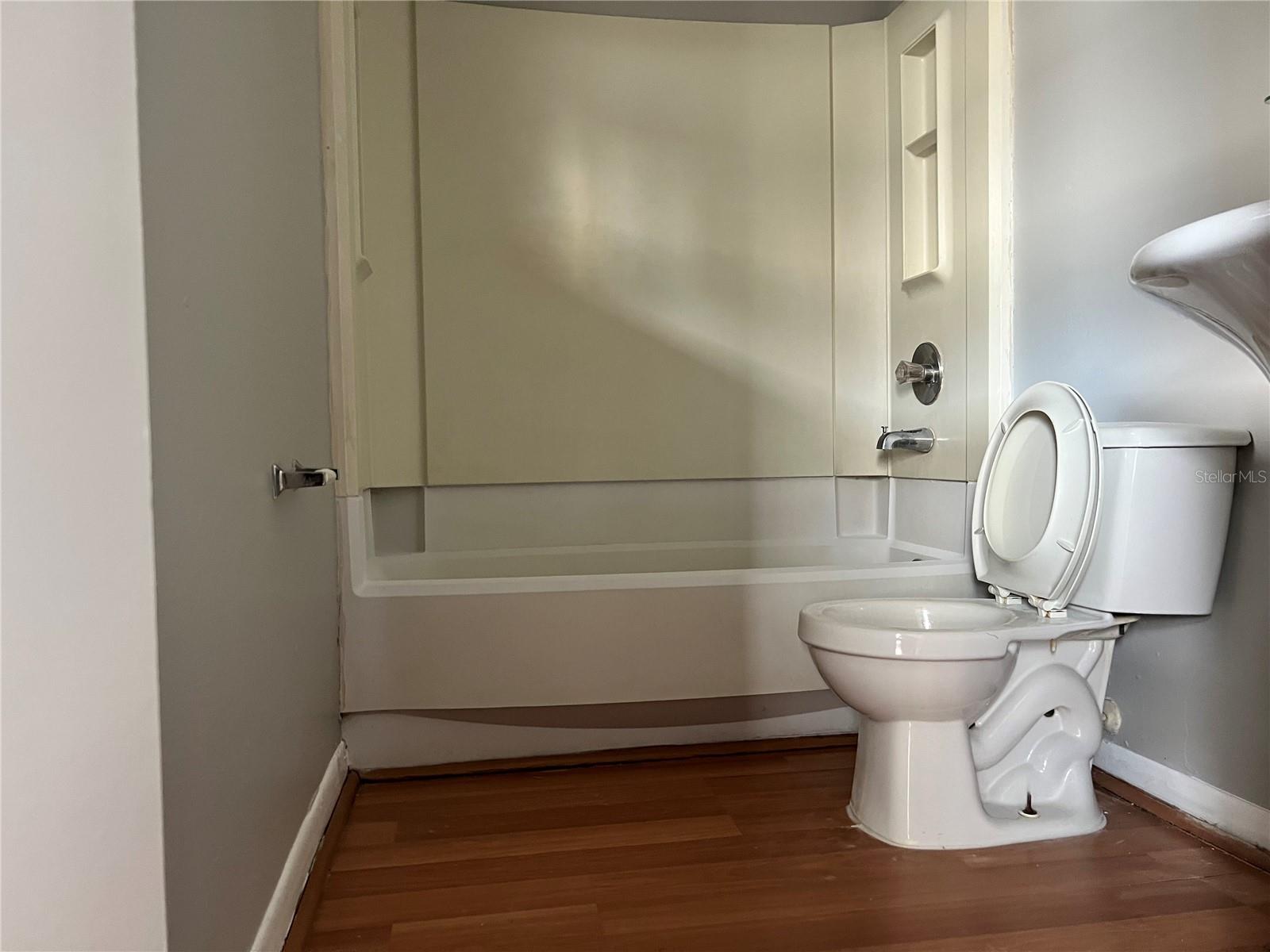 UNIVERSITY OAKWOODS III A CONDO - Residential Lease