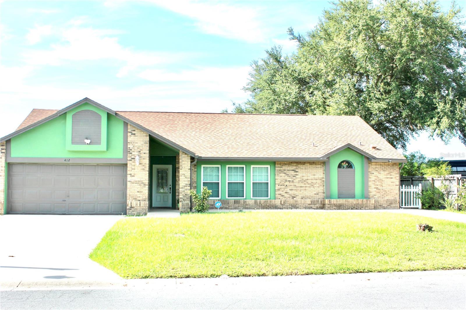 Beautiful House, in the Excellent community of "Buenaventura Lakes" Kissimmee, 2 Bedroom, 2 Bath, 2 Car garage, near Osceola Pkwy, just 20 minutes from orlando international airport "MCO", just 20 minutes from Disney Parks, only 10 minutes from "The Loop Shopping Plaza".