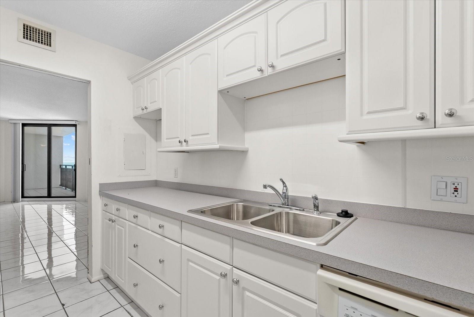 SIESTA TOWERS - Residential