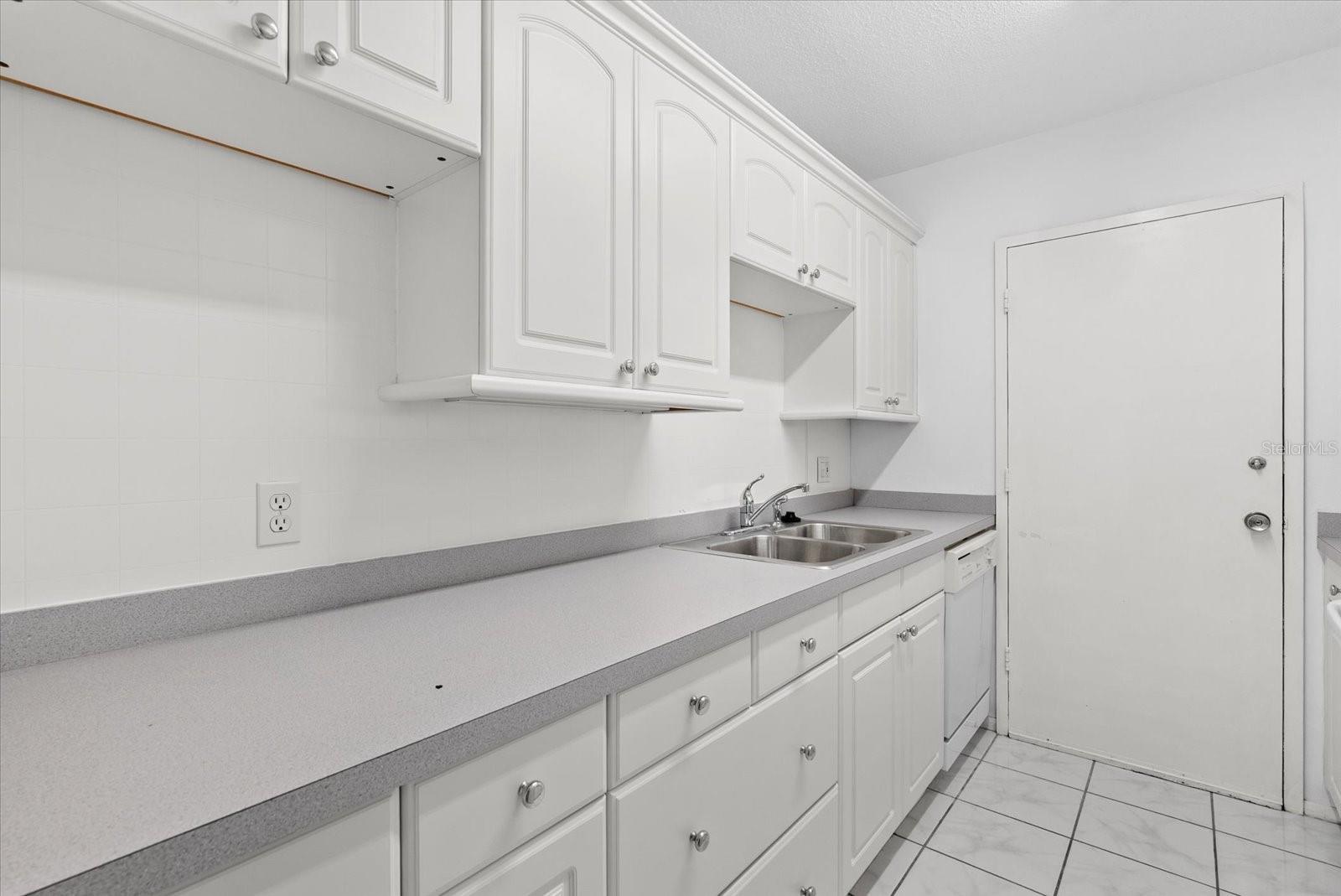 SIESTA TOWERS - Residential