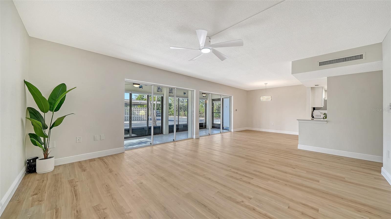 WHISPERING SANDS - Residential