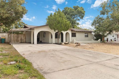 Photo of 608 Dora Avenue, Tavares, FL 32778 (MLS # O6374045)