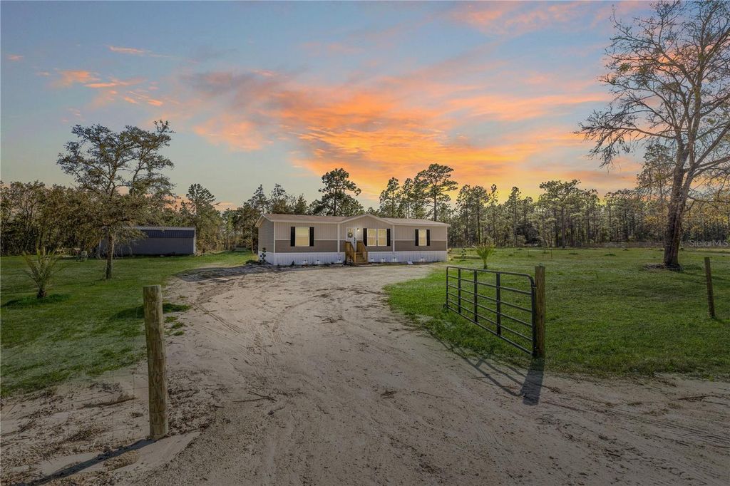 Photo of 14440 SE 21st Place, Morriston, FL 32668 (MLS # OM719815)