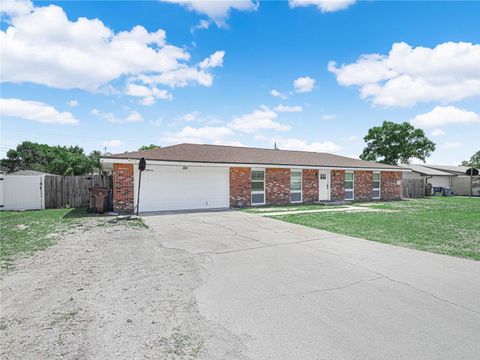 Photo of 828 Brentwood Drive, Lake Wales, FL 33898 (MLS # P4938255)