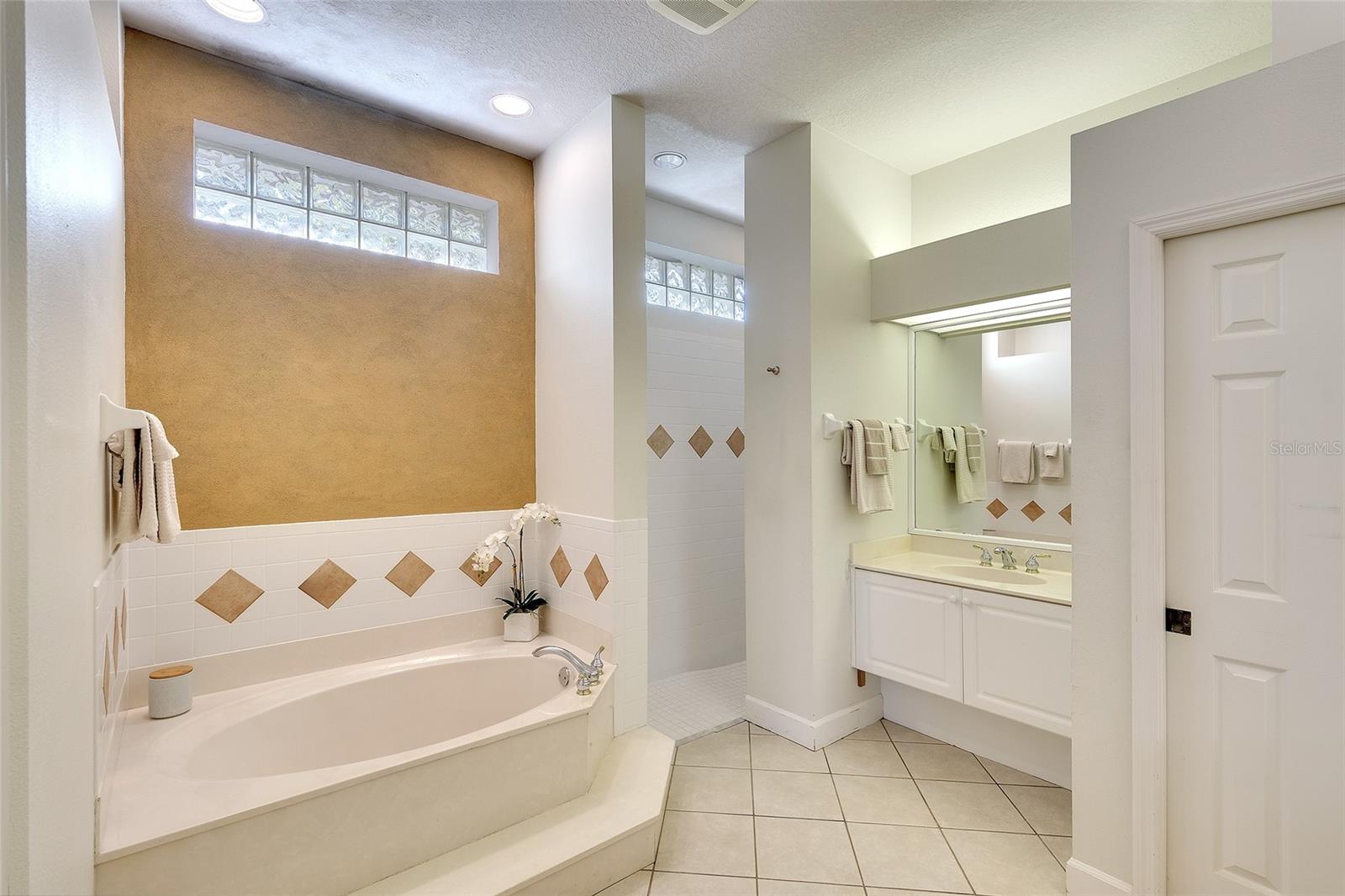 ROSEDALE 10 - Residential