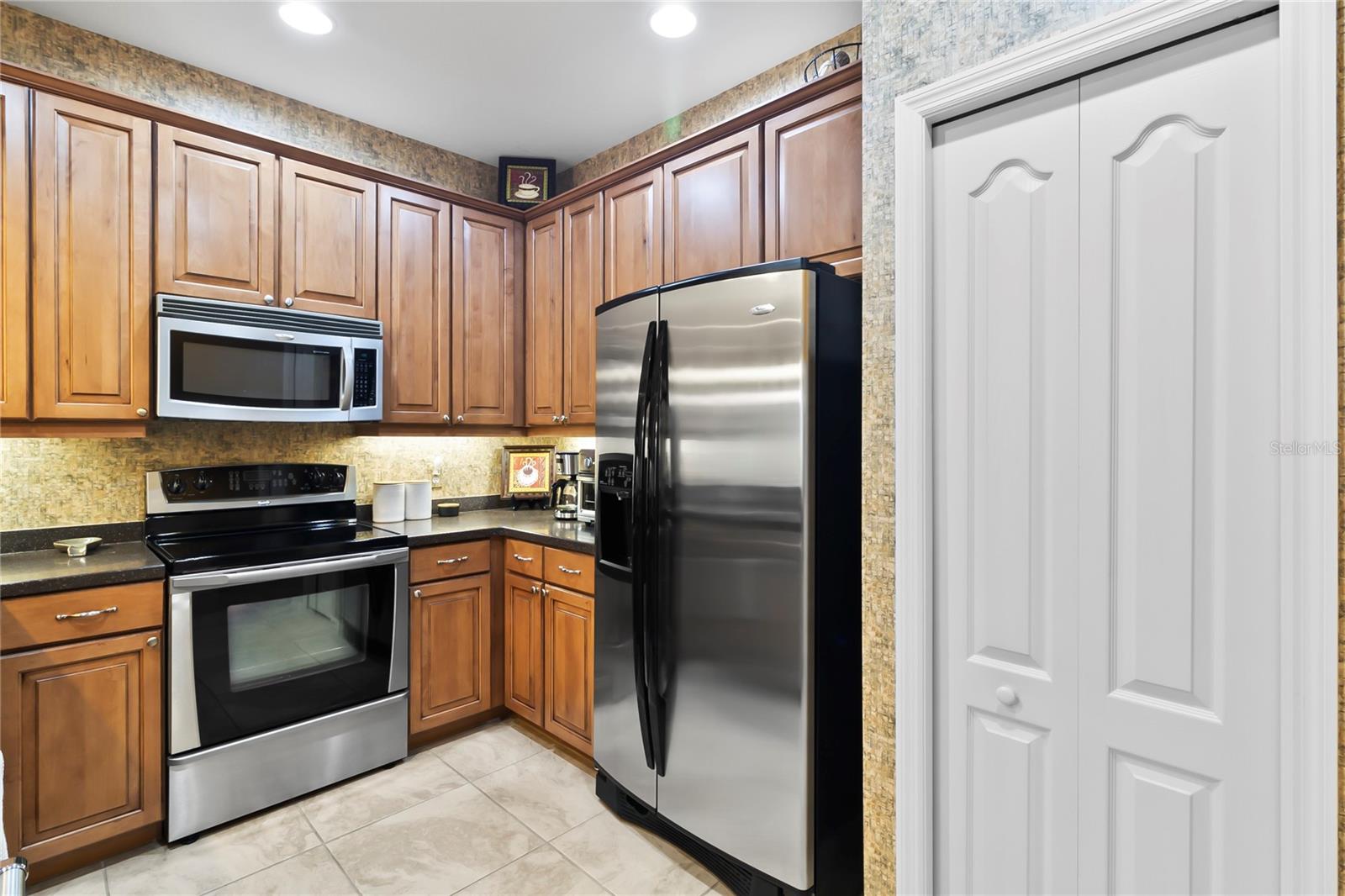 TOWNS AT LAKESIDE - Residential Lease