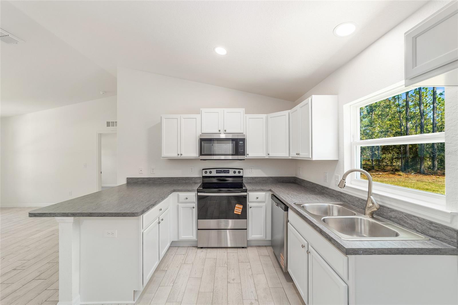 RAINBOW LAKES ESTATES - Residential