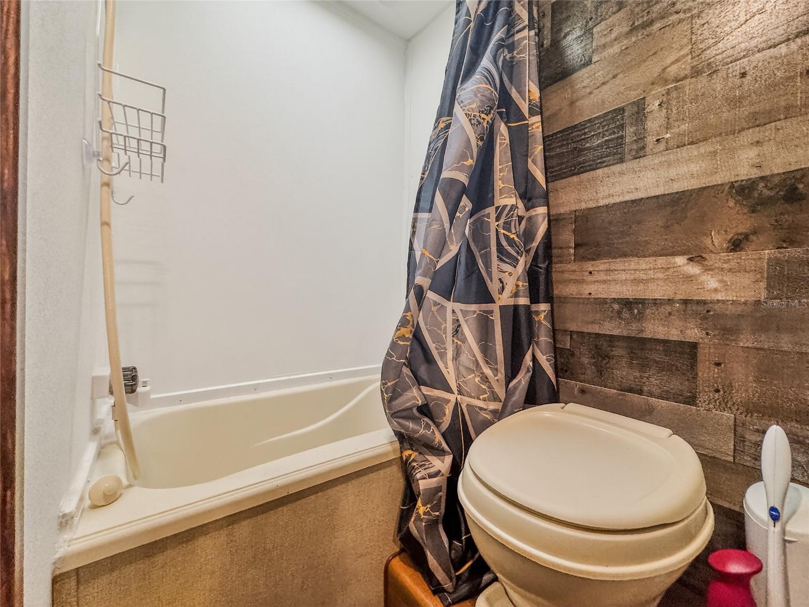 SALT SPRINGS RESORT - Residential