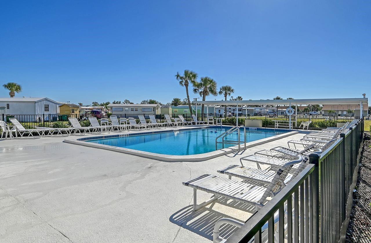 HOLIDAY TRAVEL PARK ENGLEWOOD - Residential