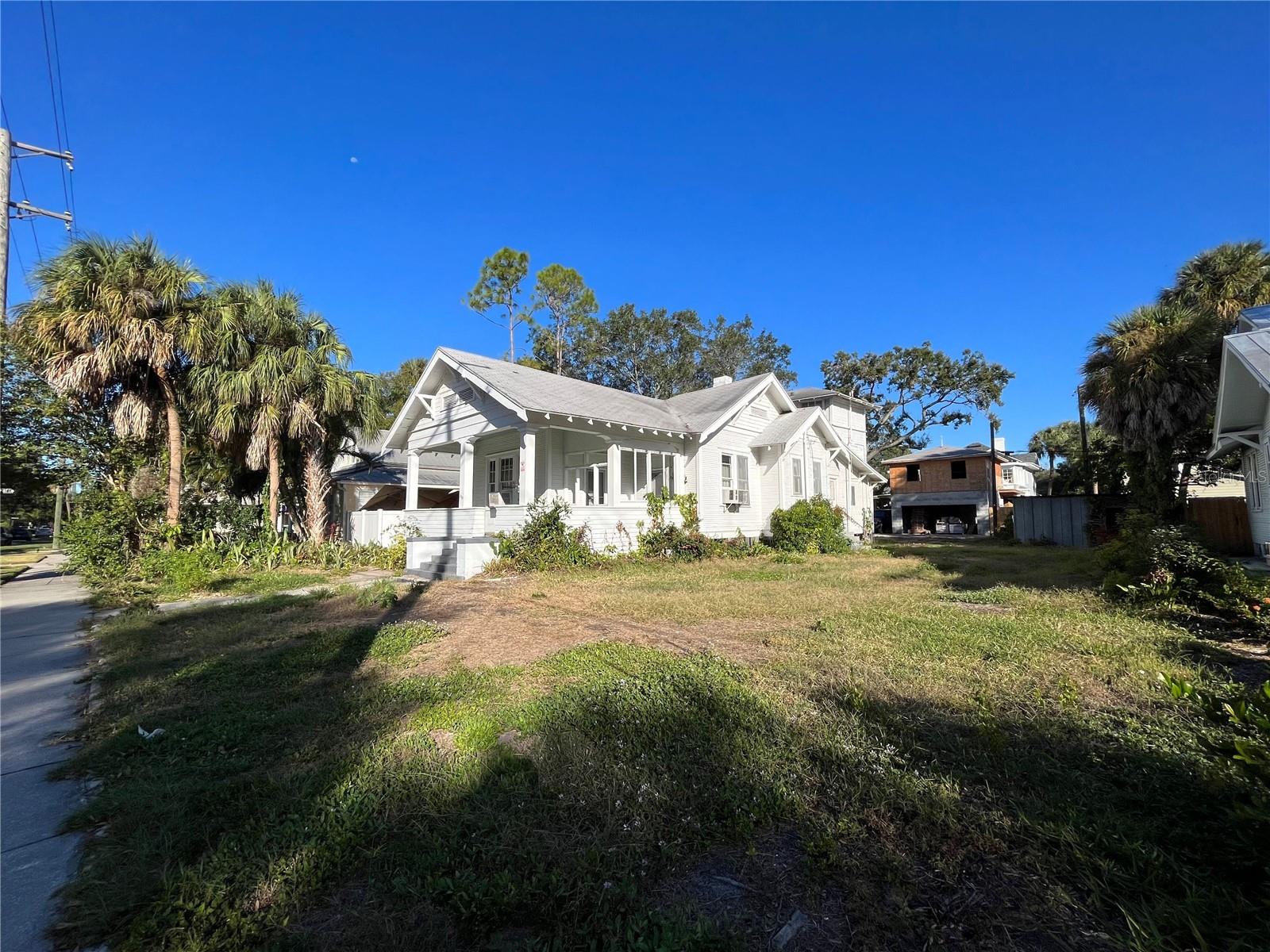 1105 W DE LEON STREET