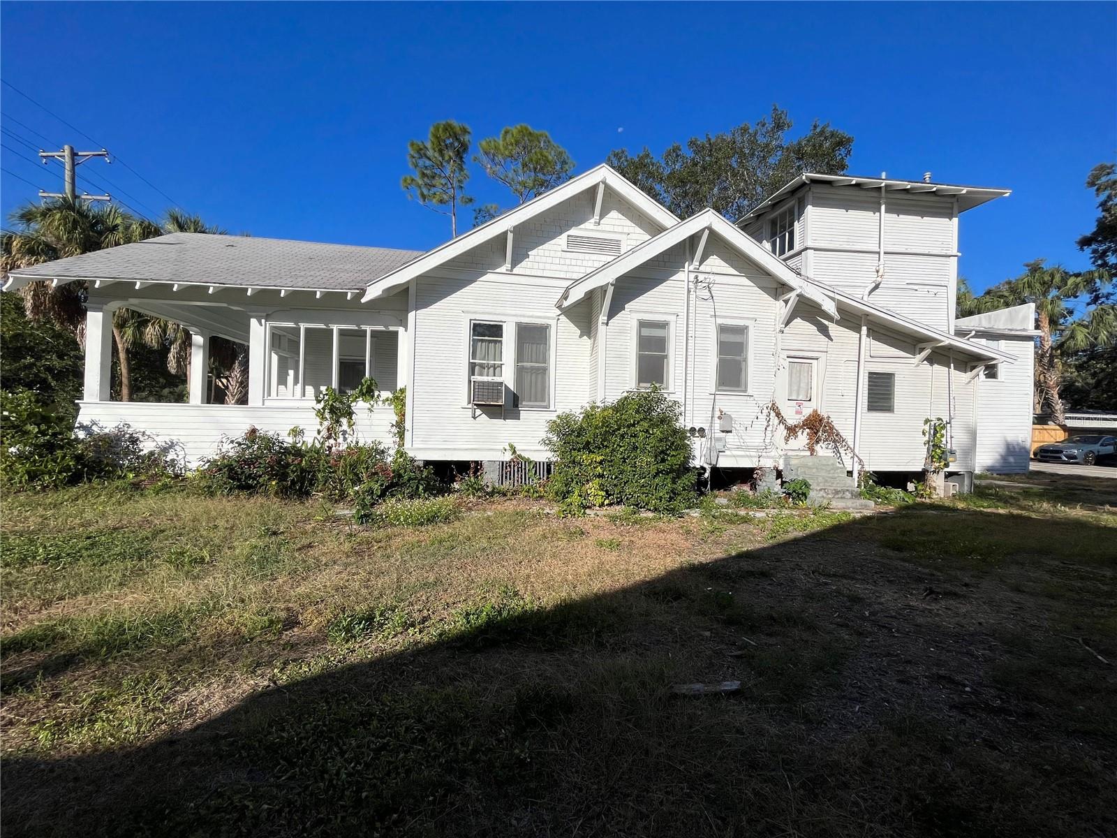 1105 W DE LEON STREET