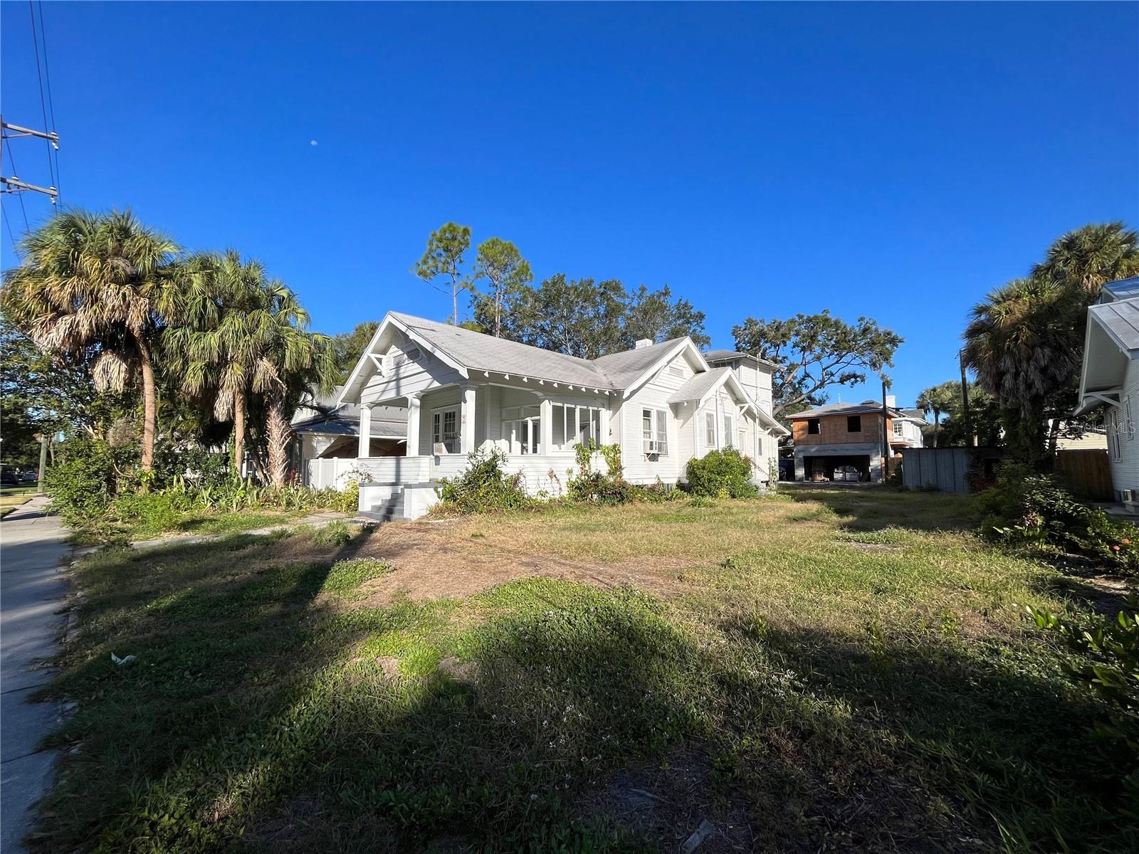 1105 W DE LEON STREET