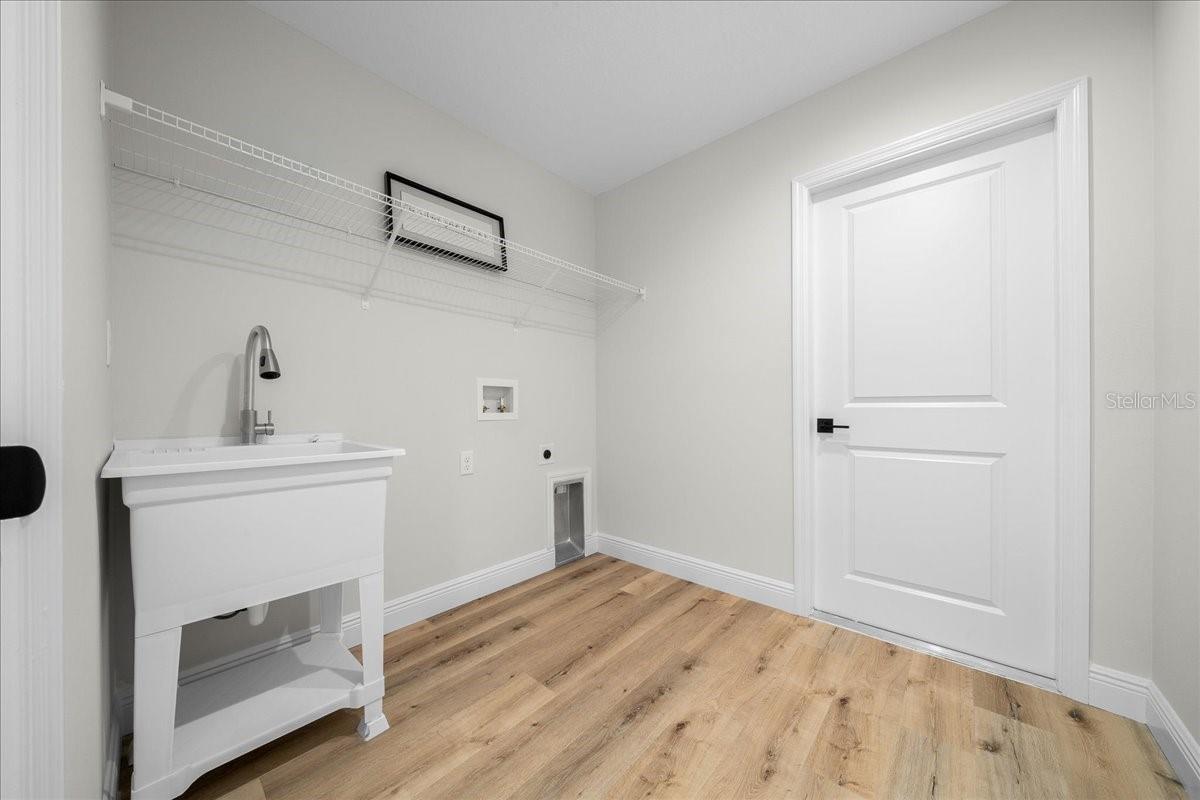 ROLLING HILLS - Residential