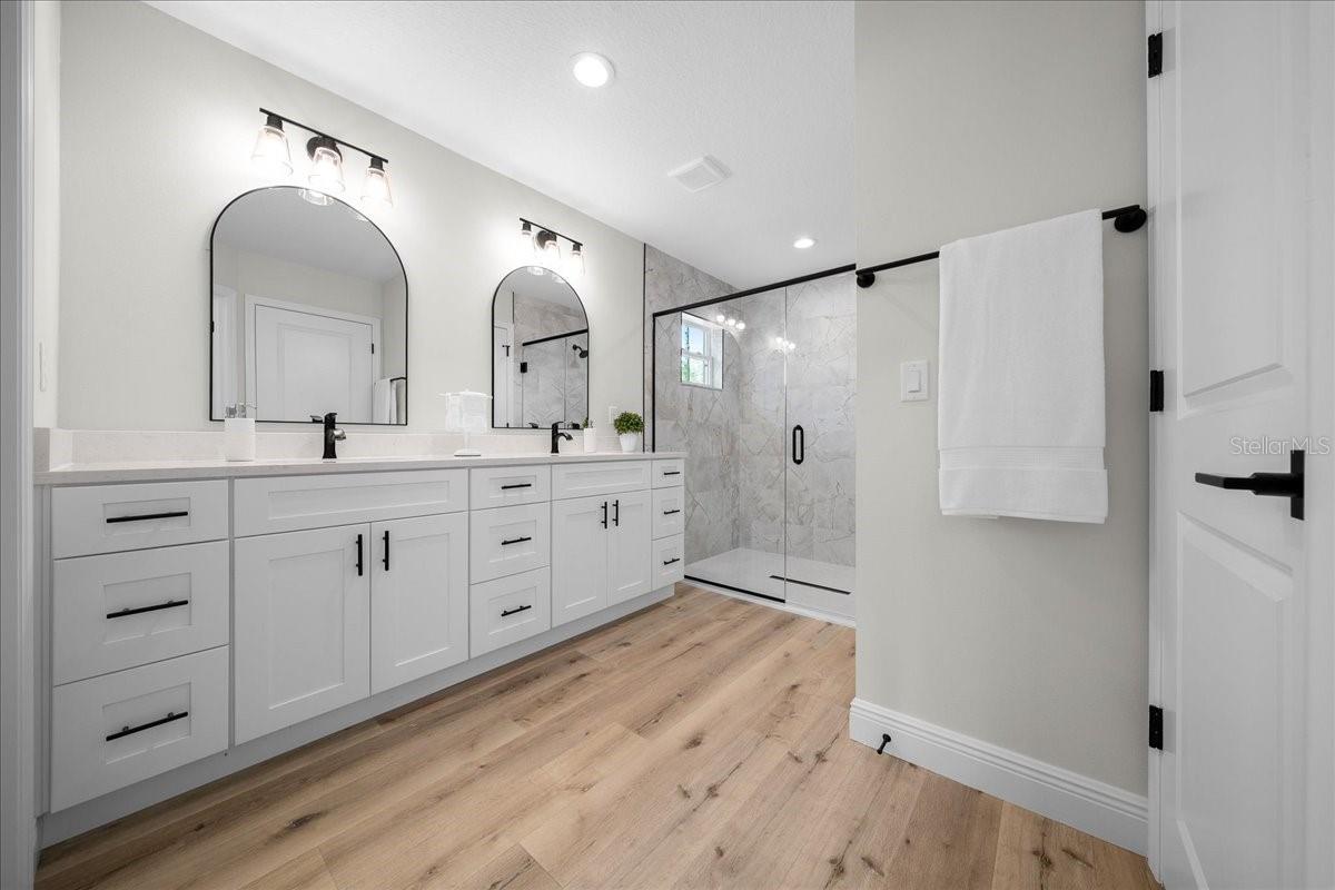 ROLLING HILLS - Residential