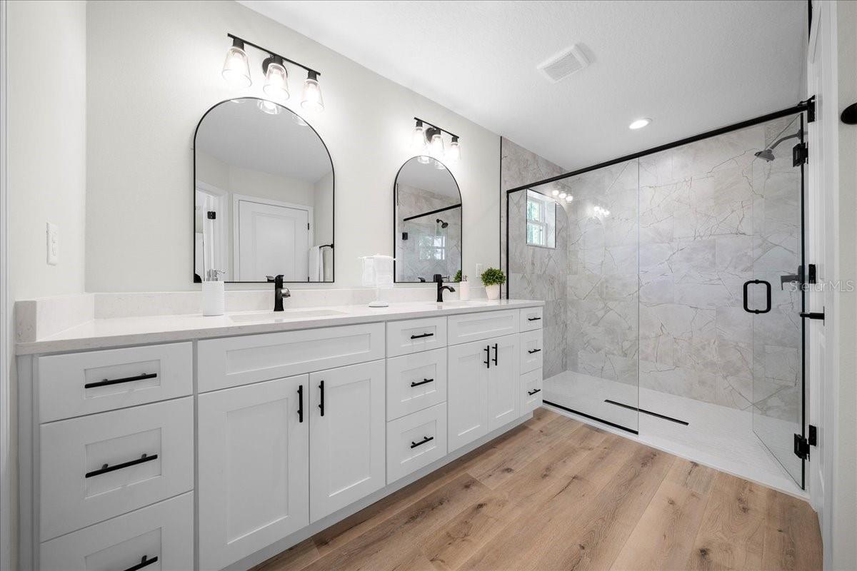 ROLLING HILLS - Residential