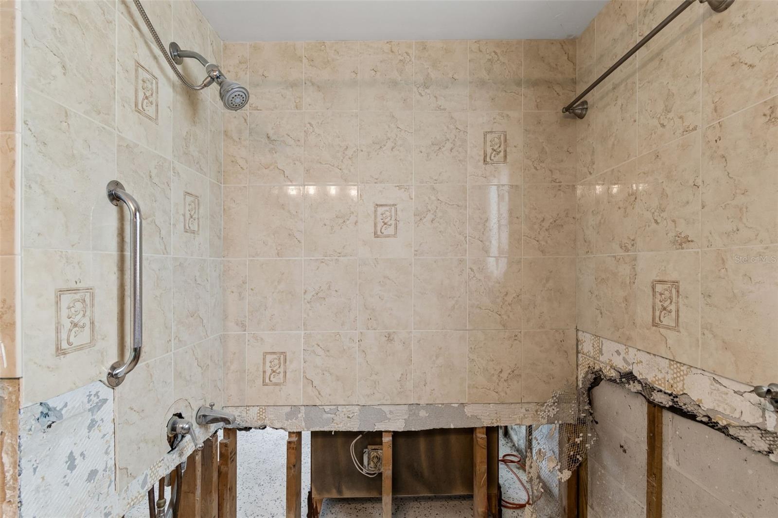 PARADISE ISLAND 6TH ADD - Residential