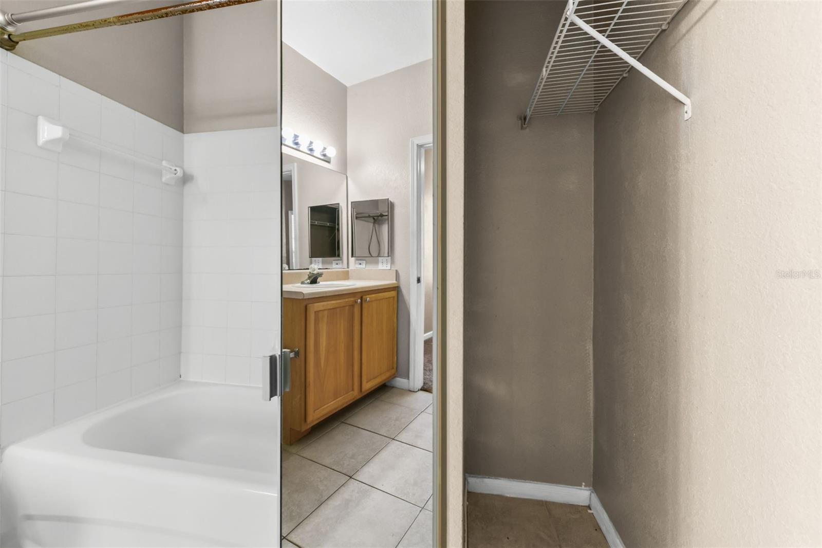 CENTRAL PK/LEE VISTA - Residential