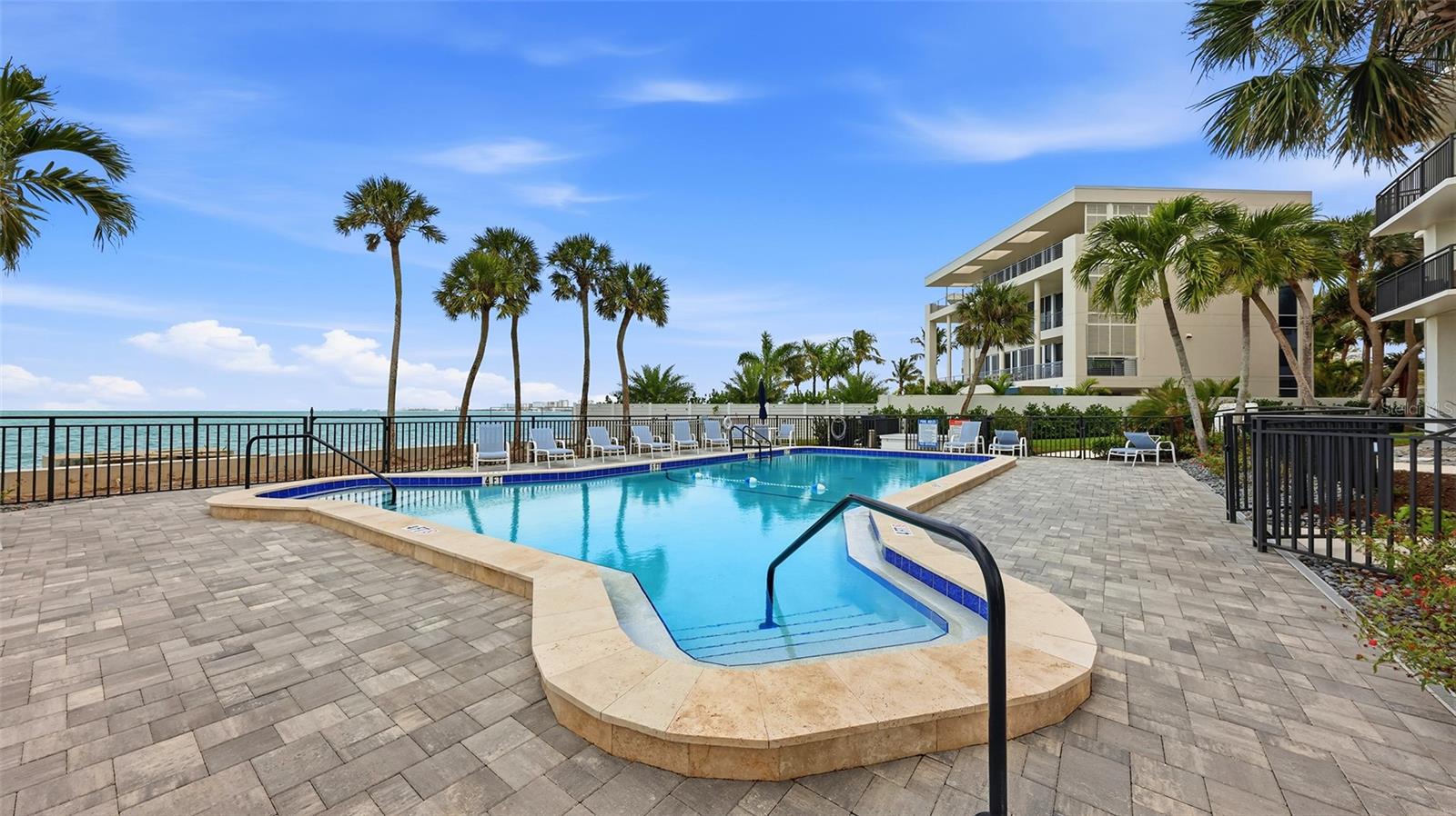 SIESTA TOWERS - Residential