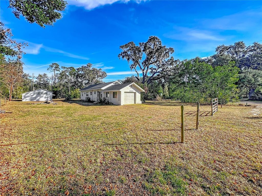 Photo of 19037 Ravenswood Road, Altoona, FL 32702 (MLS # G5107114)