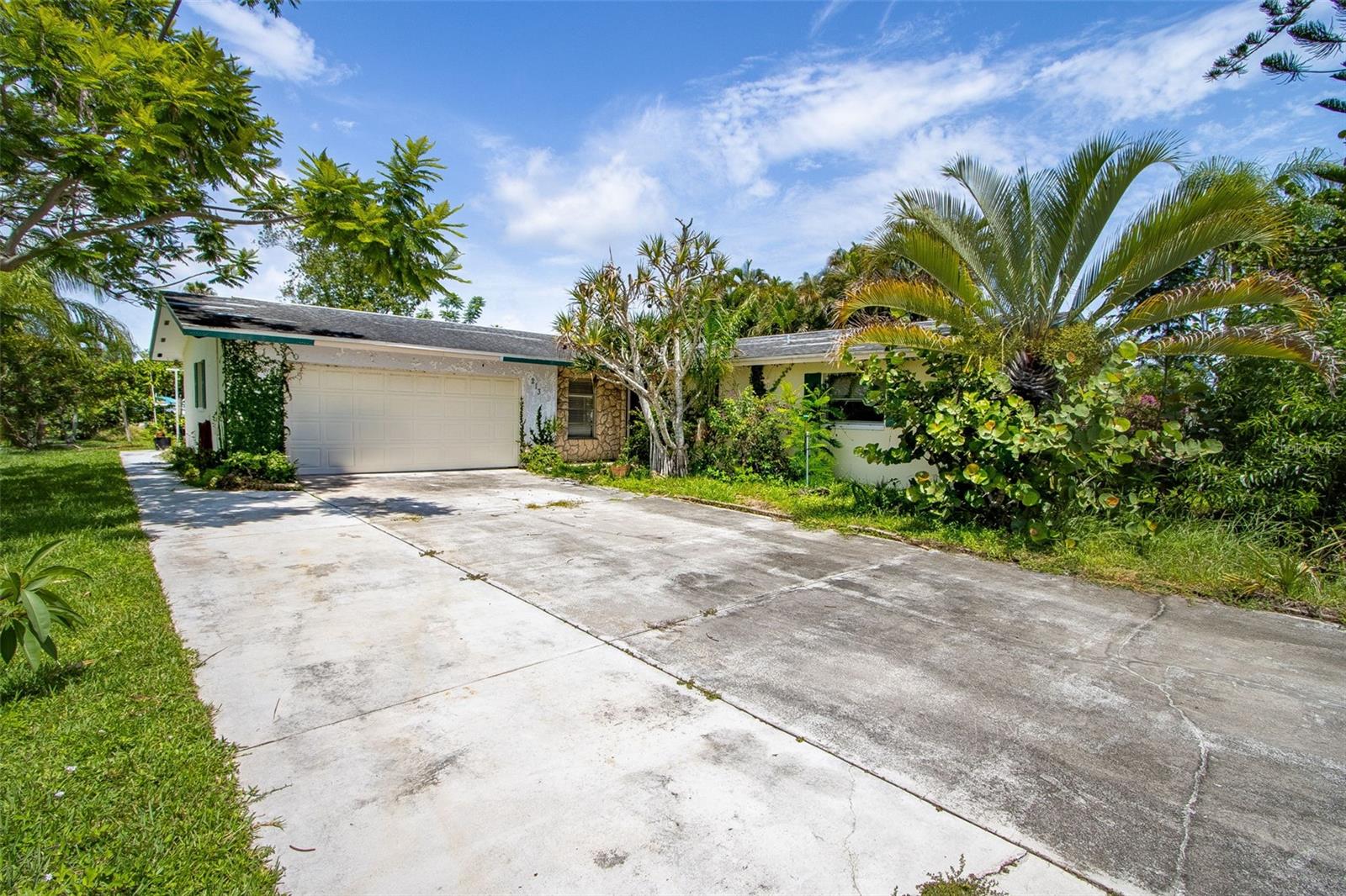 Back on the Market! INVESTMENT OPPORTUNITY! PRICED TO SELL! DIRECT GULF ACCESS 3 BEDROOM 2 BATH HOME WITH 83' CANAL FRONTAGE. This home did receive damage from Hurricane Helene. Situated on a WIDE CANAL AND JUST A STONES THROW to CALOOSAHATCHEE RIVER! NO bridges, locks or lifts to deal with, you are WEST of the FRANKLIN LOCKS! Home is on CITY WATER & CITY SEWER! Cruise downtown or nearby Boathouse Restaurant! I75 is only 3 miles away, and close to HISTORIC Downtown Ft Myers! THIS HOME HAS SO MANY POSSIBILITIES!