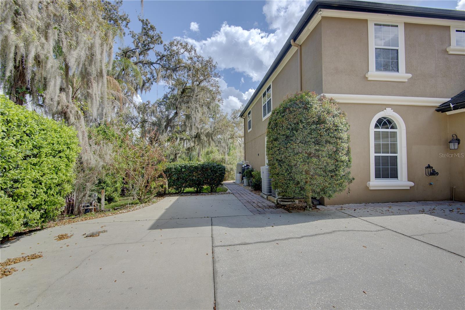 ESTATES ON LAKE MILLS - Residential Lease