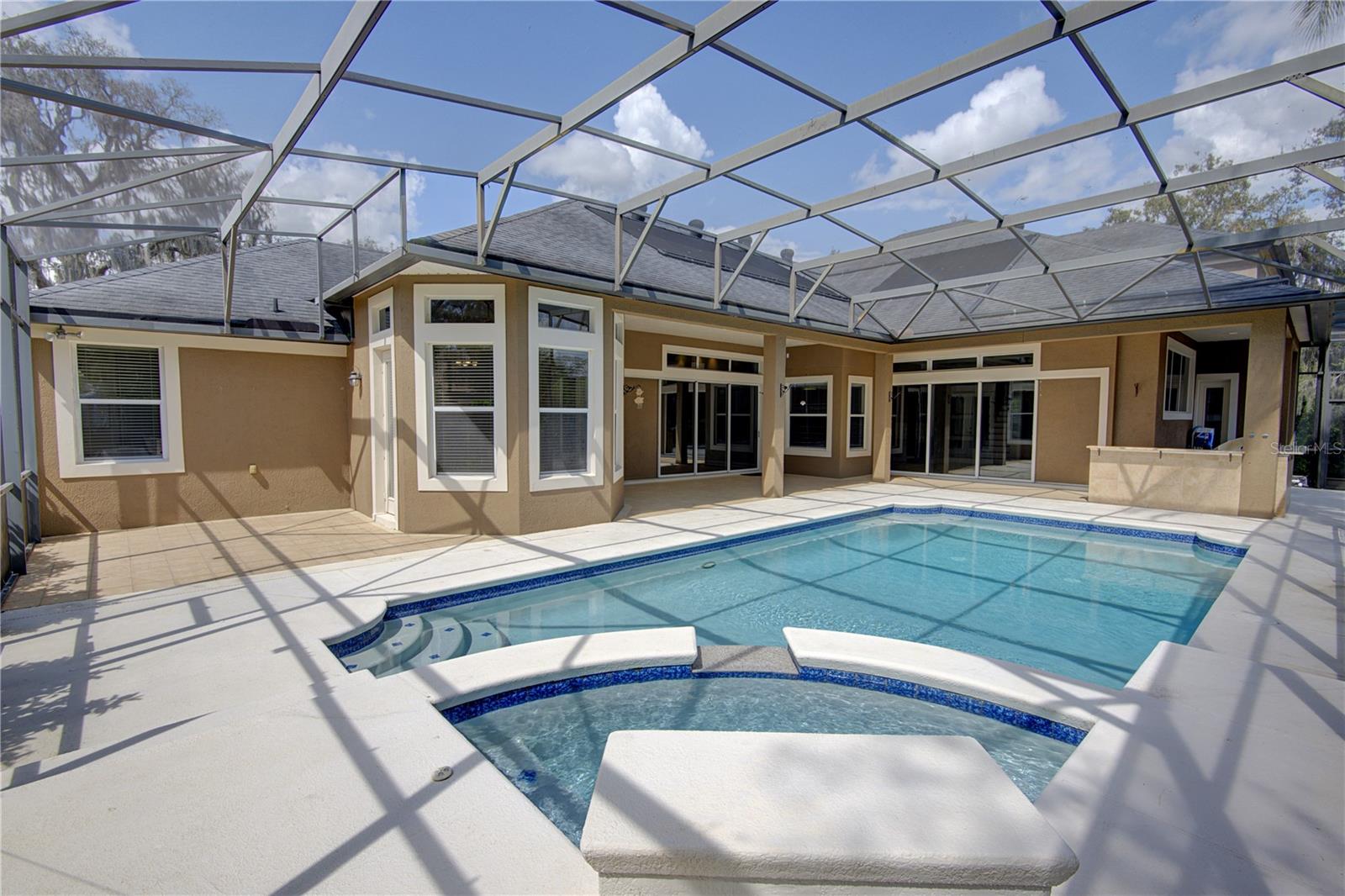 ESTATES ON LAKE MILLS - Residential Lease