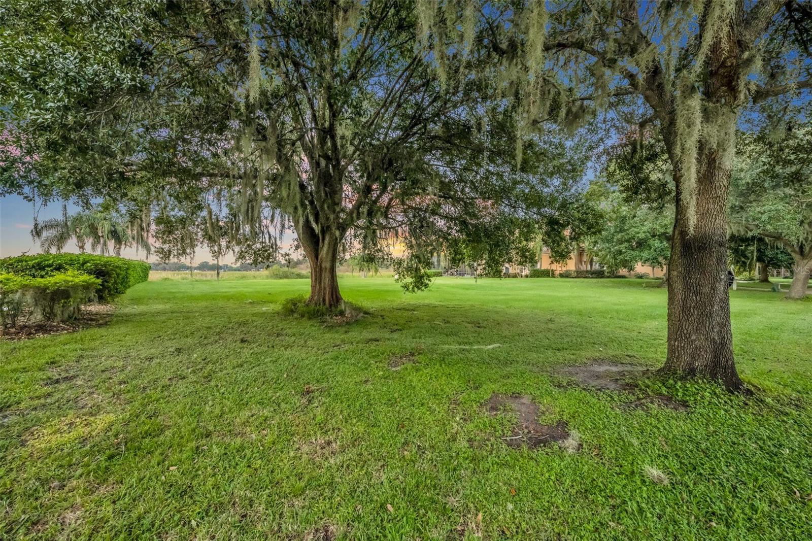 SUNSET POINTE - Land