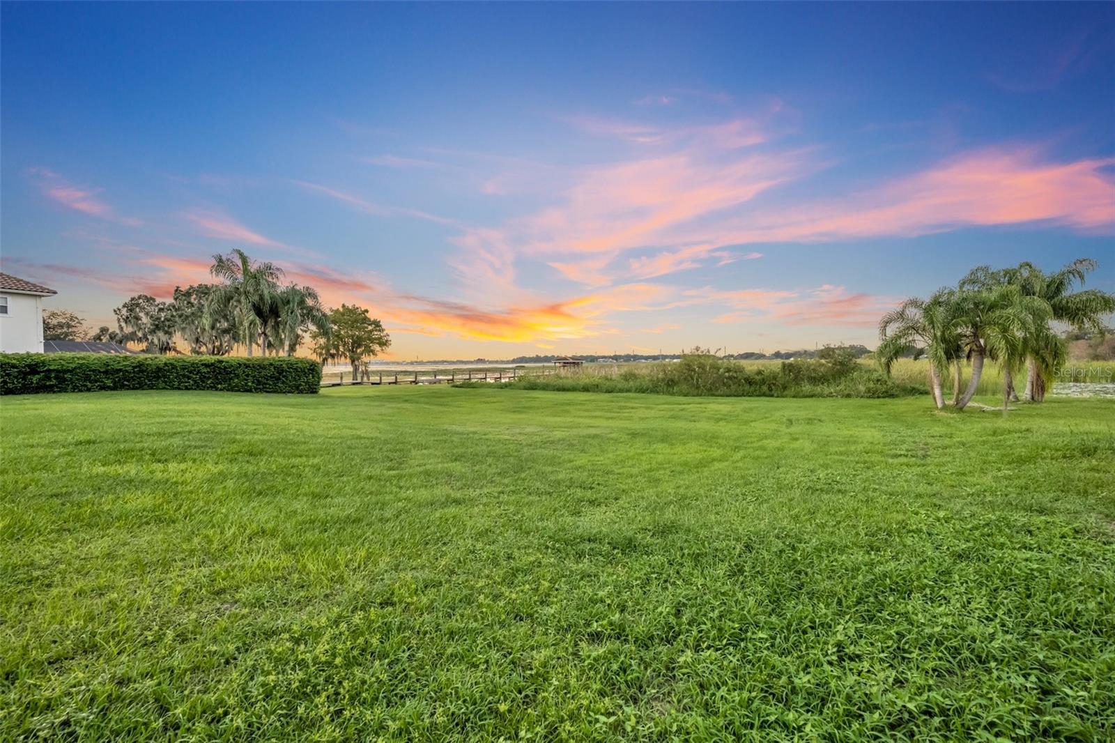 SUNSET POINTE - Land