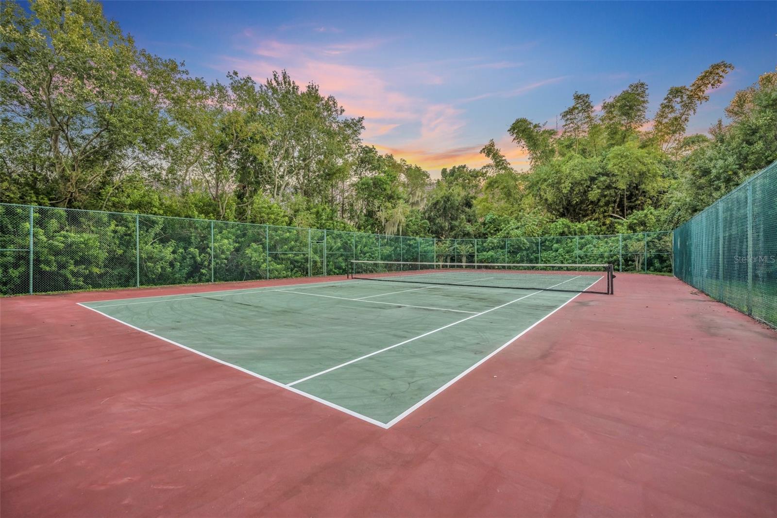 SUNSET POINTE - Land