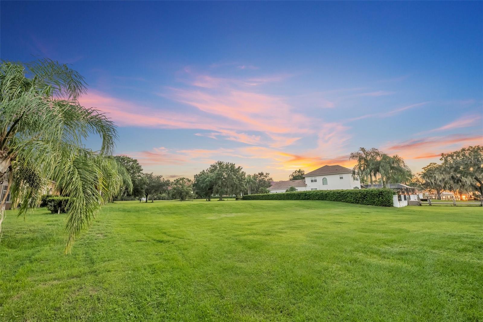 SUNSET POINTE - Land