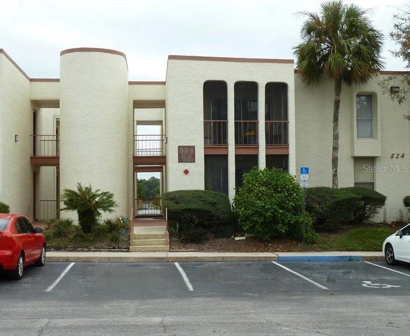 LAKEFRONT An absolutely wonderful updated unit right on the water. A screened in porch 0verlooking the lake. Tile floors throughout. Walk out the door and throw your line in the water and land a big bass for dinner. Publix, Altamonte Mall, and dozens of nice restaurants all within a block or so. Living dining area combo. Spacious bedrooms. Plenty of parking spots. Don't blink or this will be gone.