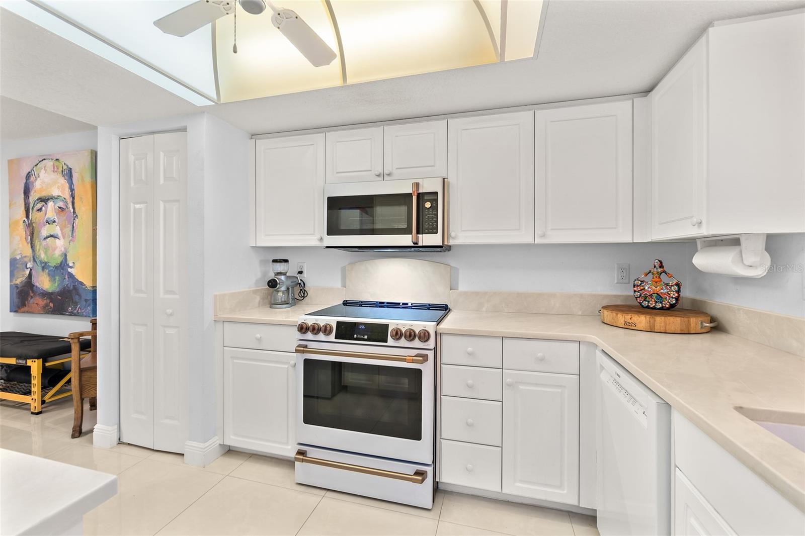 605 SHOREWOOD DRIVE E306