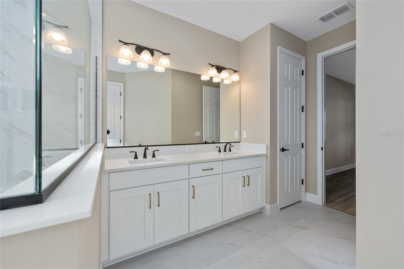 ON TOP OF THE WORLD - Residential