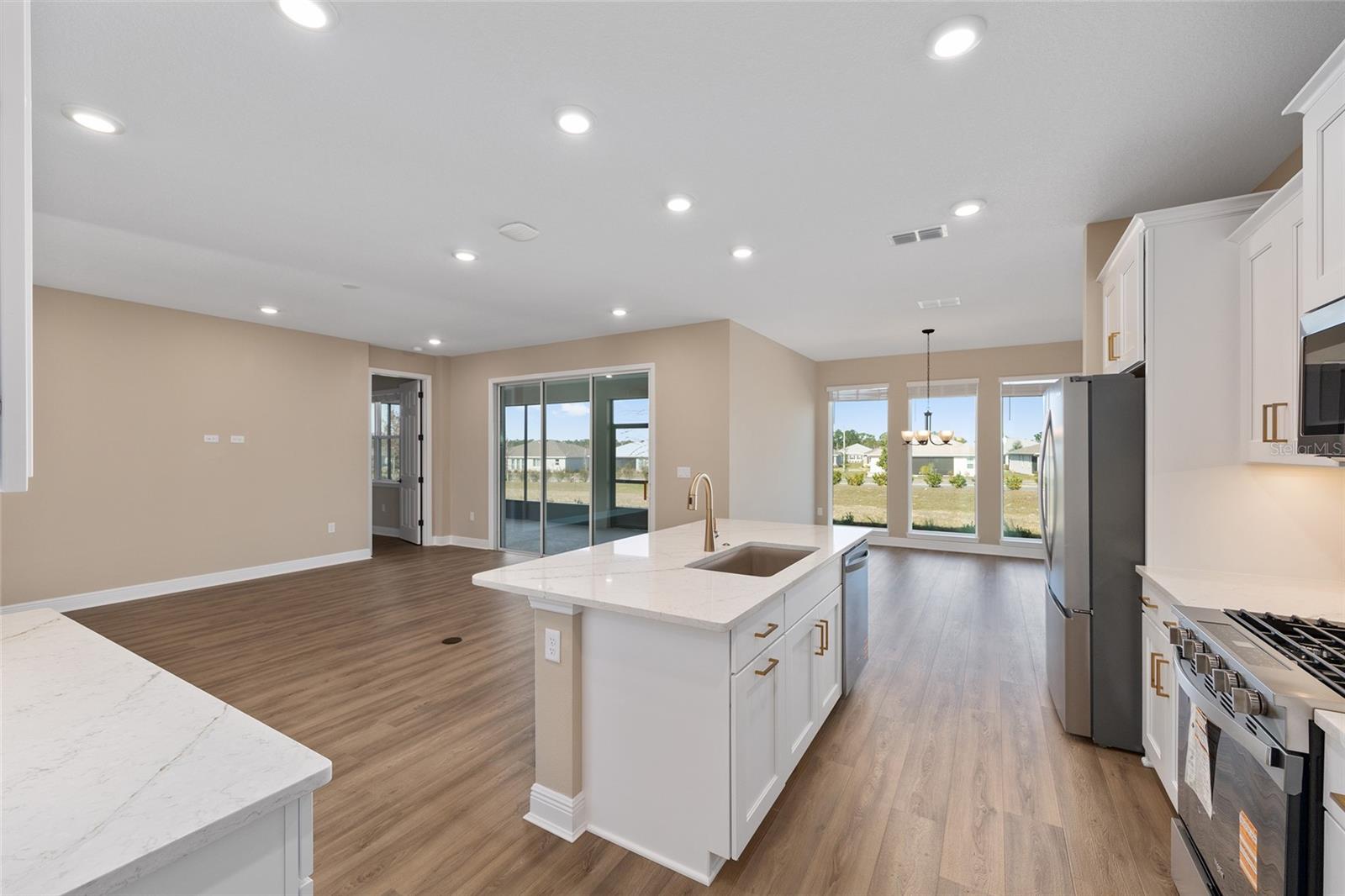 ON TOP OF THE WORLD - Residential