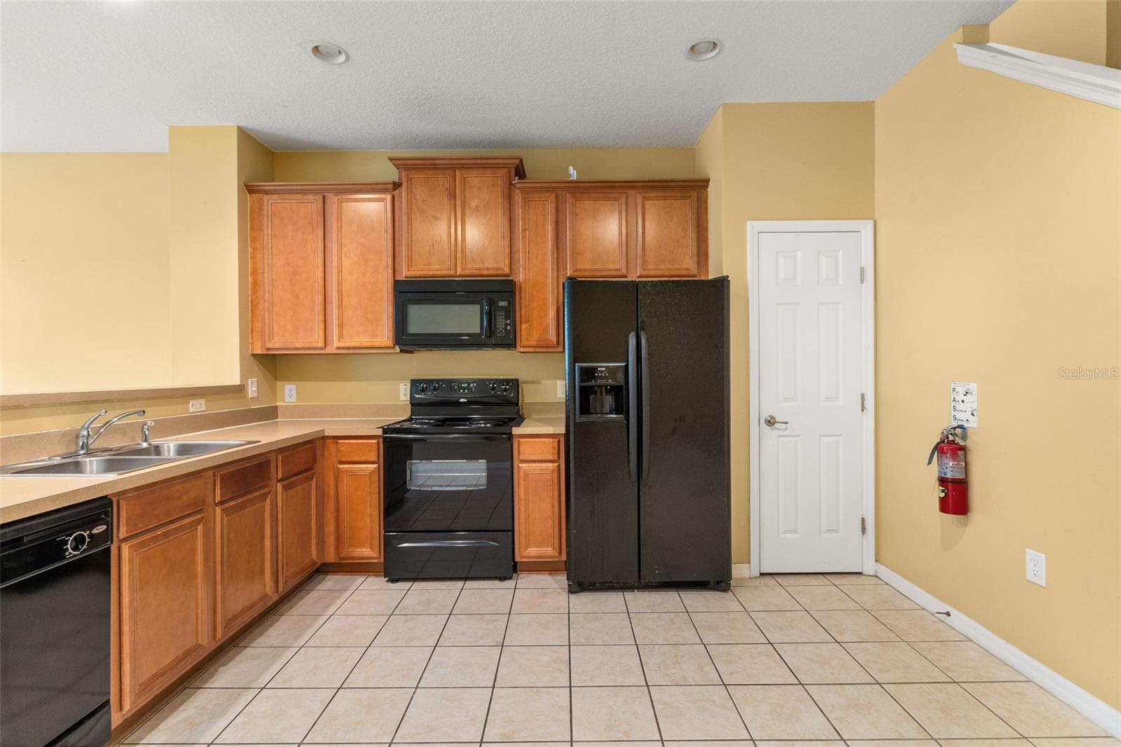 CRESTWYND BAY - Residential Lease