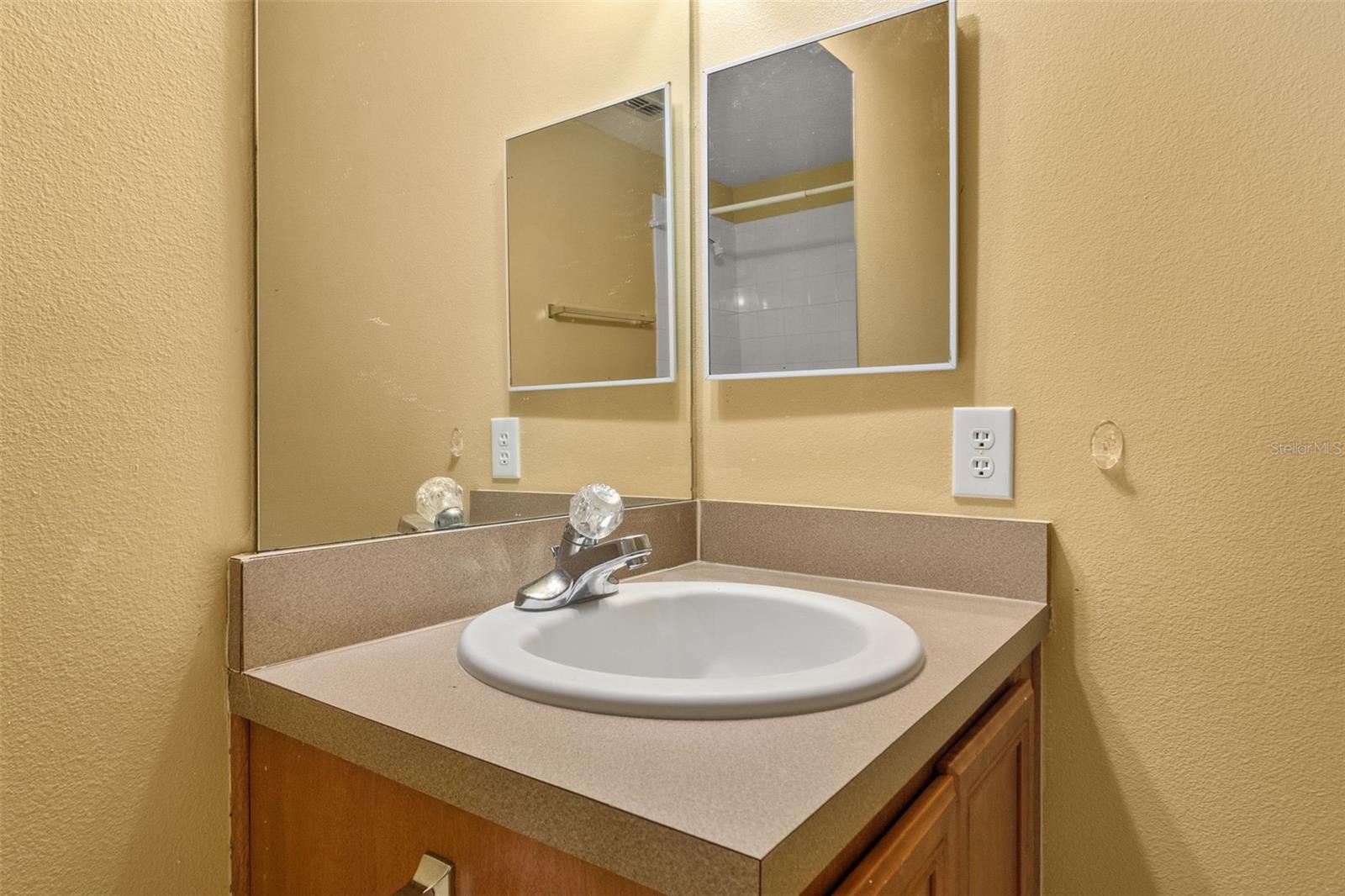 CRESTWYND BAY - Residential Lease