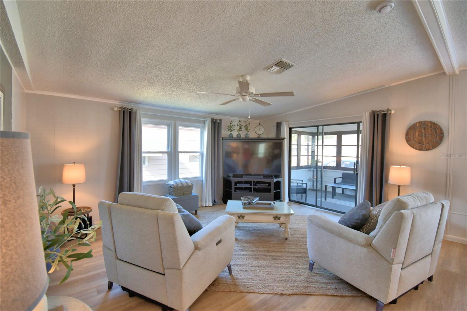 COLONNADES PH 01 - Residential