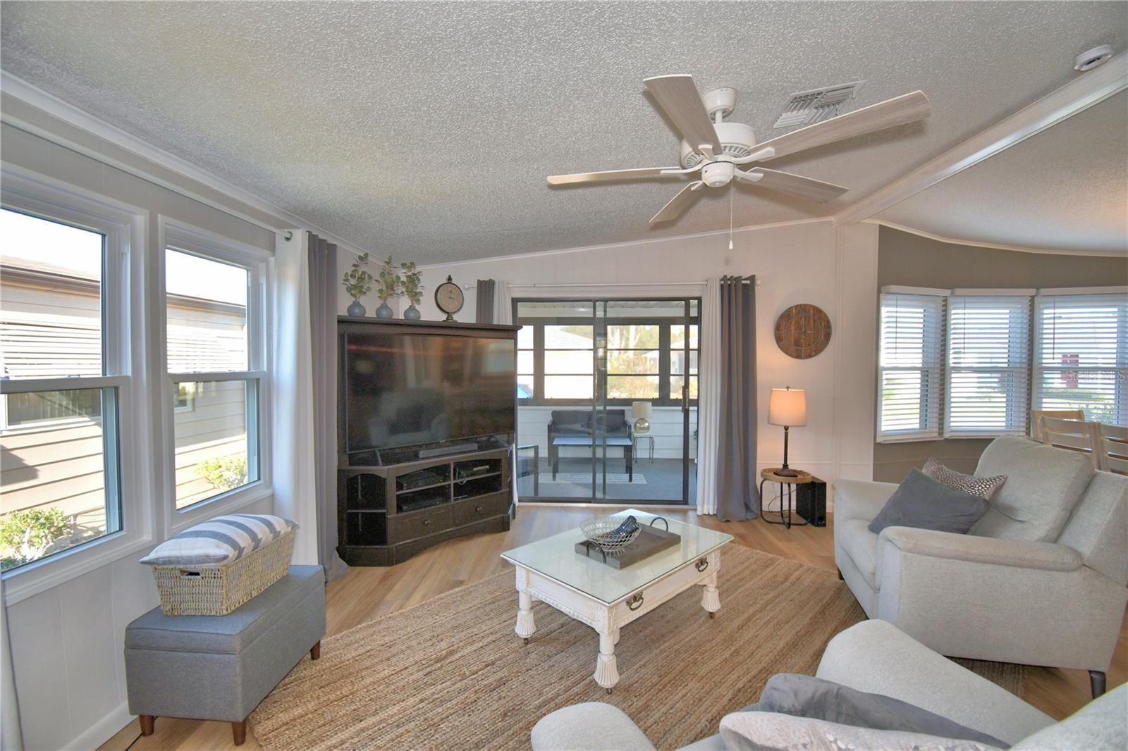 COLONNADES PH 01 - Residential