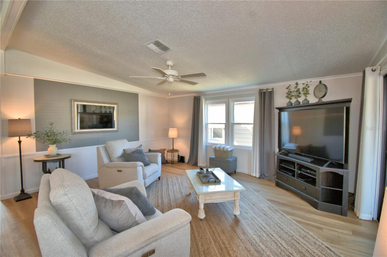 COLONNADES PH 01 - Residential