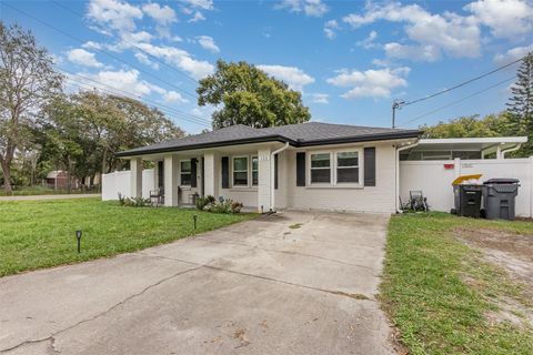 A home in AUBURNDALE