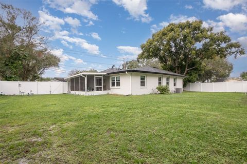 A home in AUBURNDALE