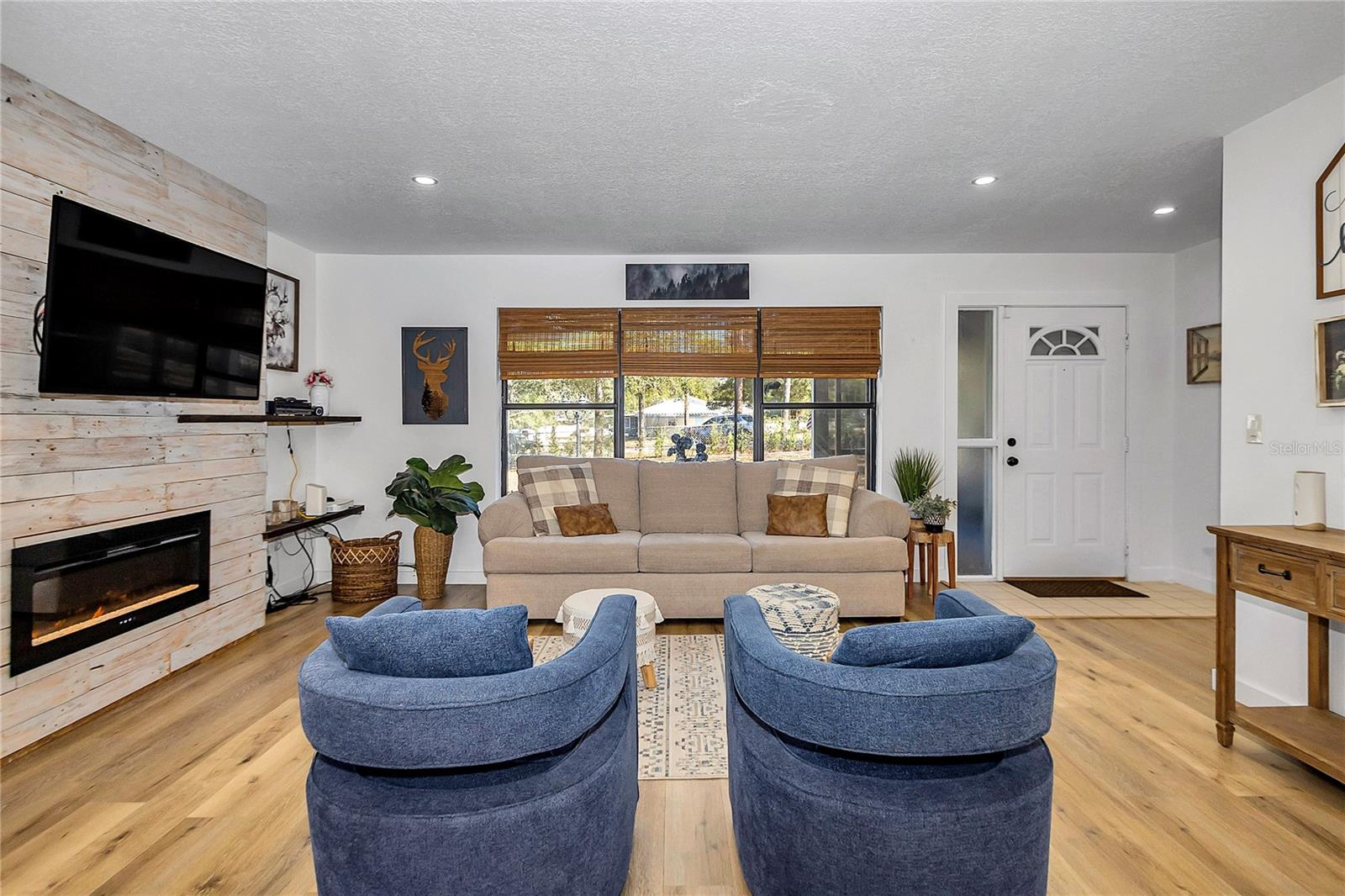 RAINBOW LAKES ESTATE SEC B - Residential