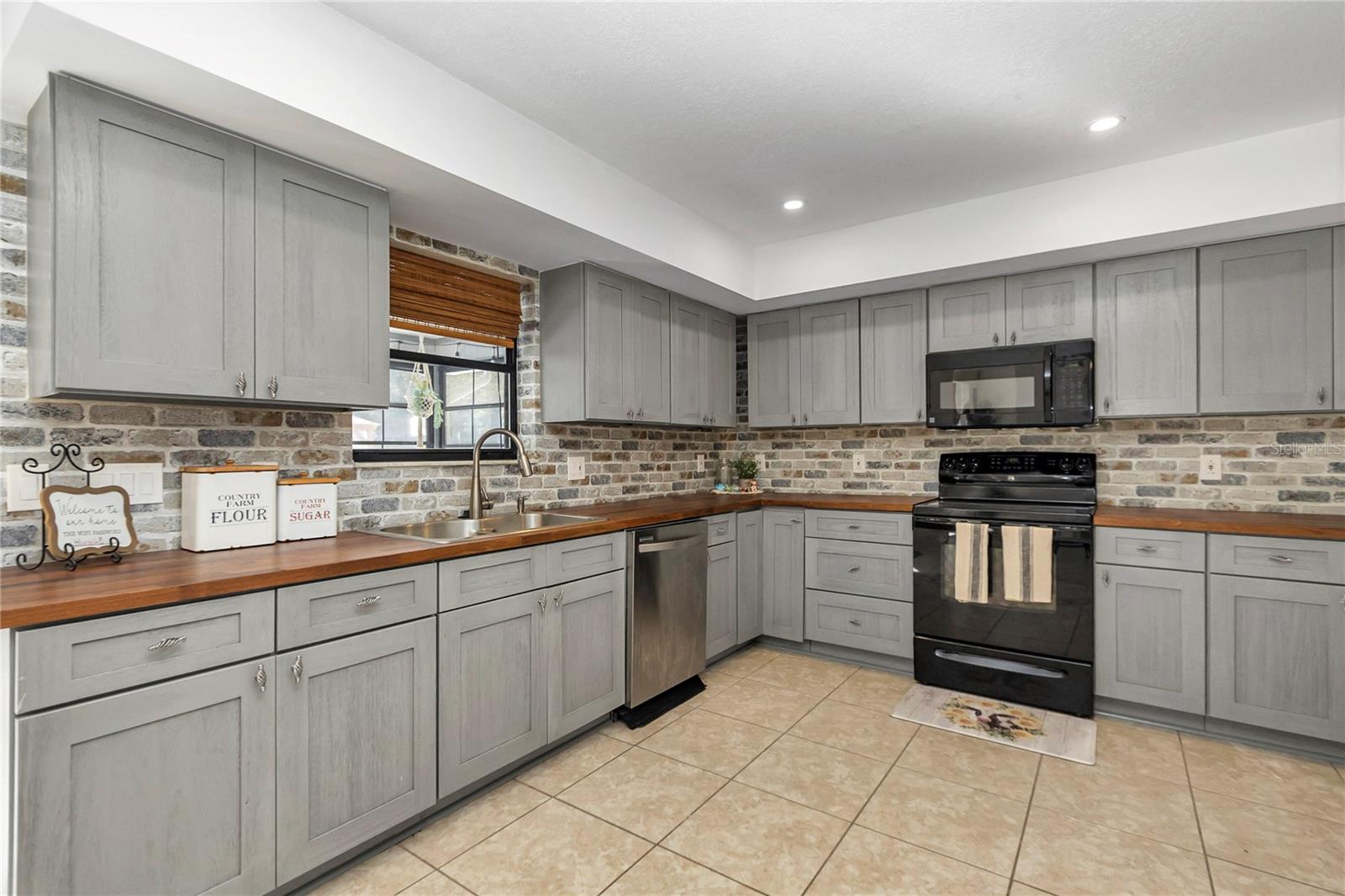 RAINBOW LAKES ESTATE SEC B - Residential