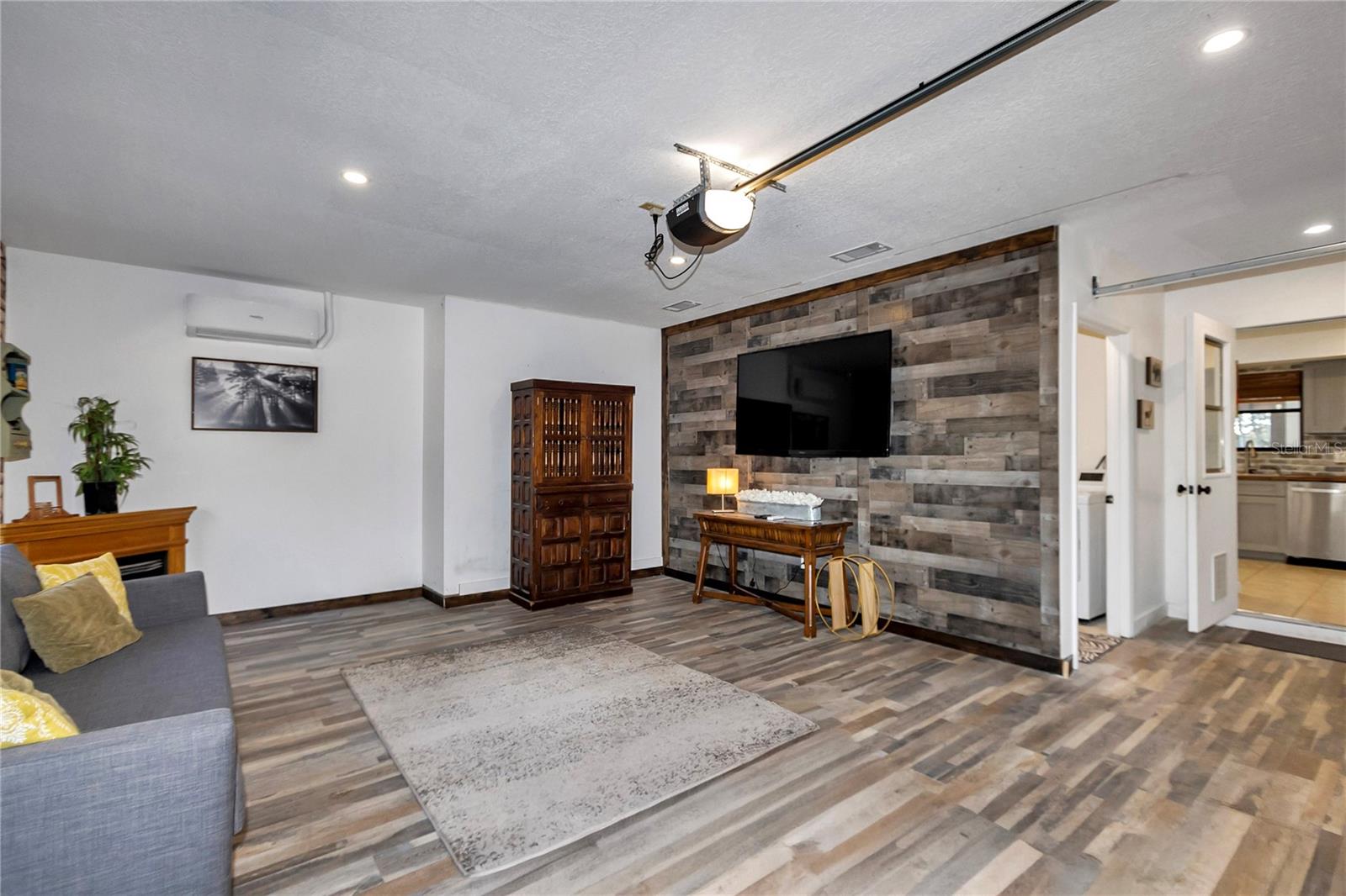 RAINBOW LAKES ESTATE SEC B - Residential