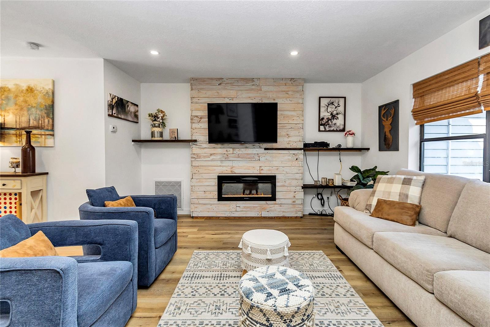 RAINBOW LAKES ESTATE SEC B - Residential