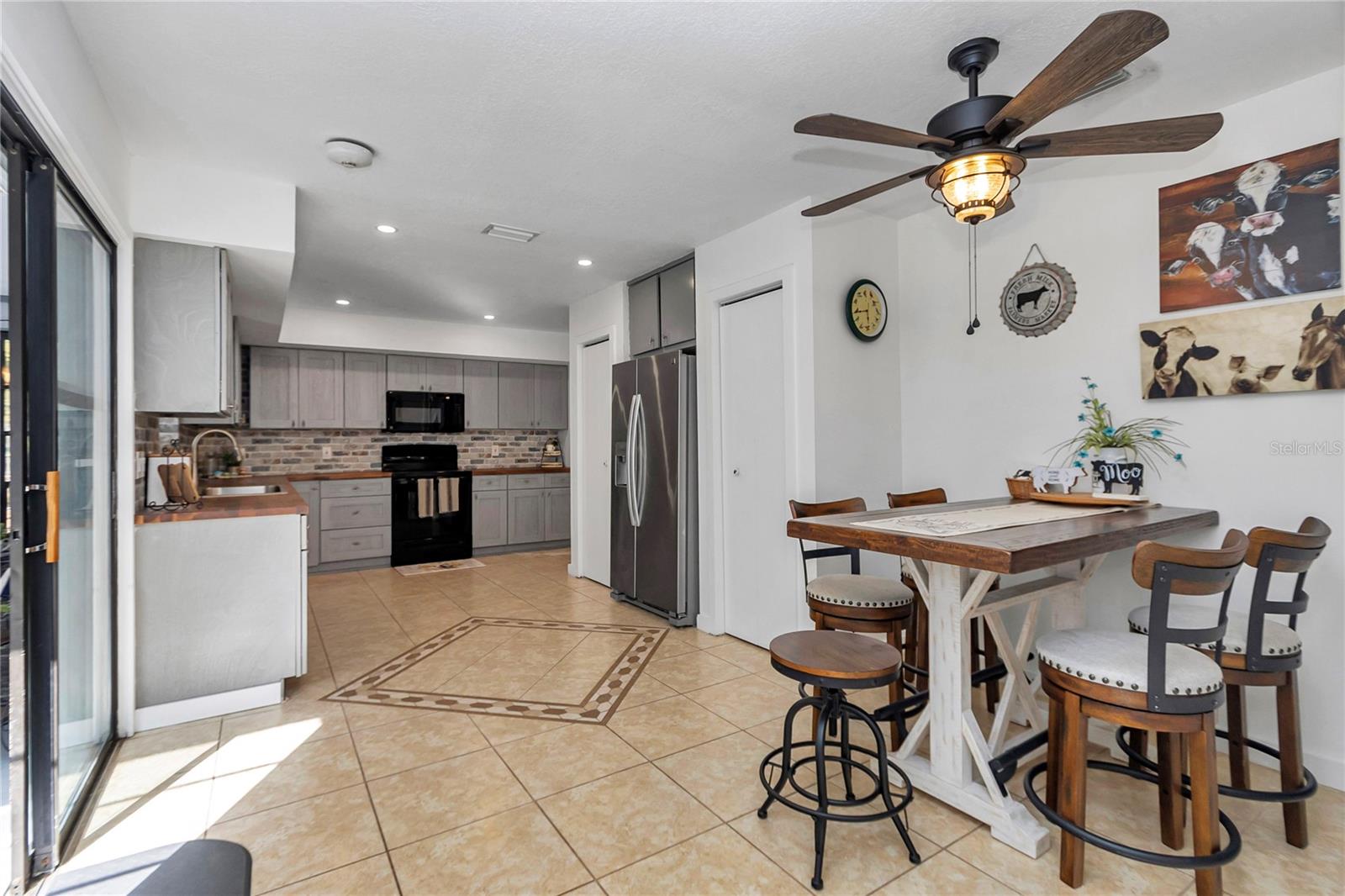 RAINBOW LAKES ESTATE SEC B - Residential