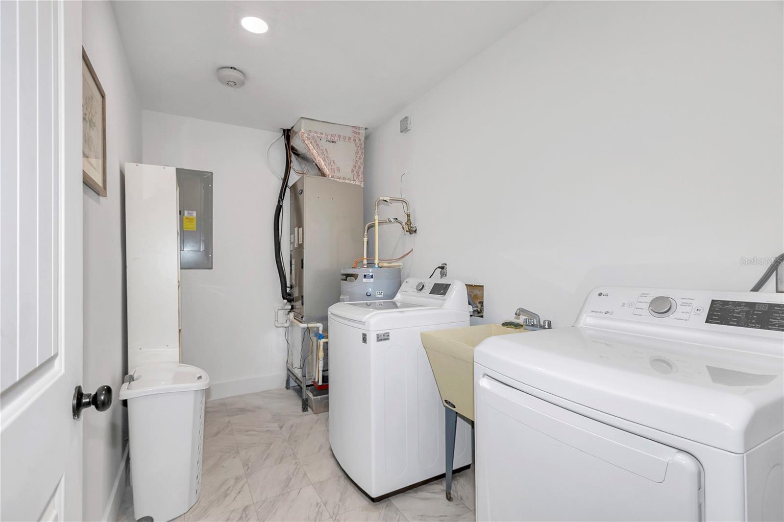 RAINBOW LAKES ESTATE SEC B - Residential