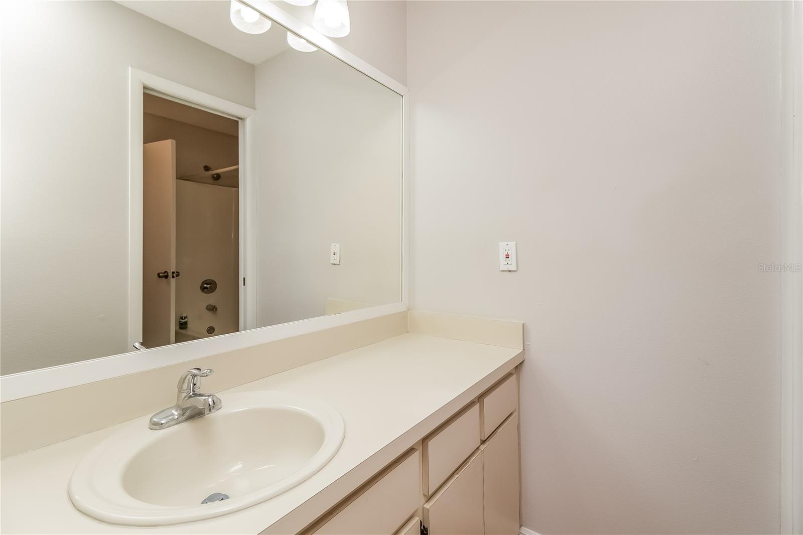 LAKEVIEW VILLAGE SEC L UNI - Residential Lease