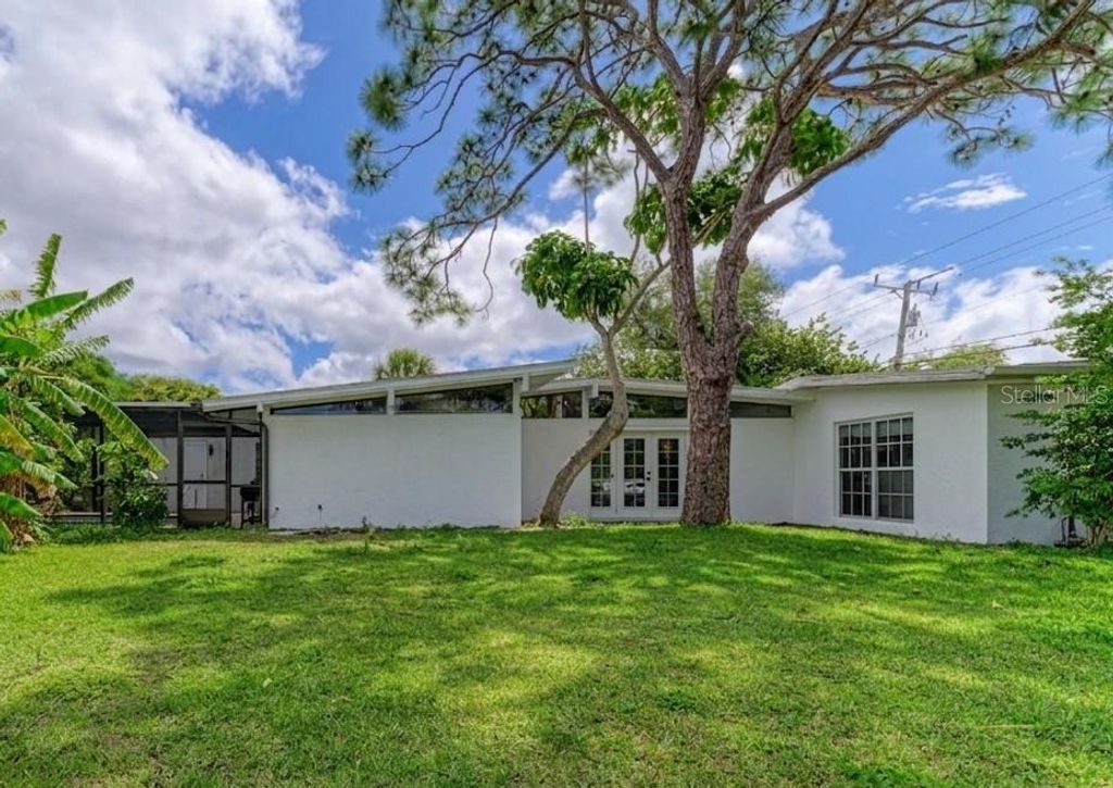 Photo of 315 Park Boulevard S, Venice, FL 34285 (MLS # A4689636)