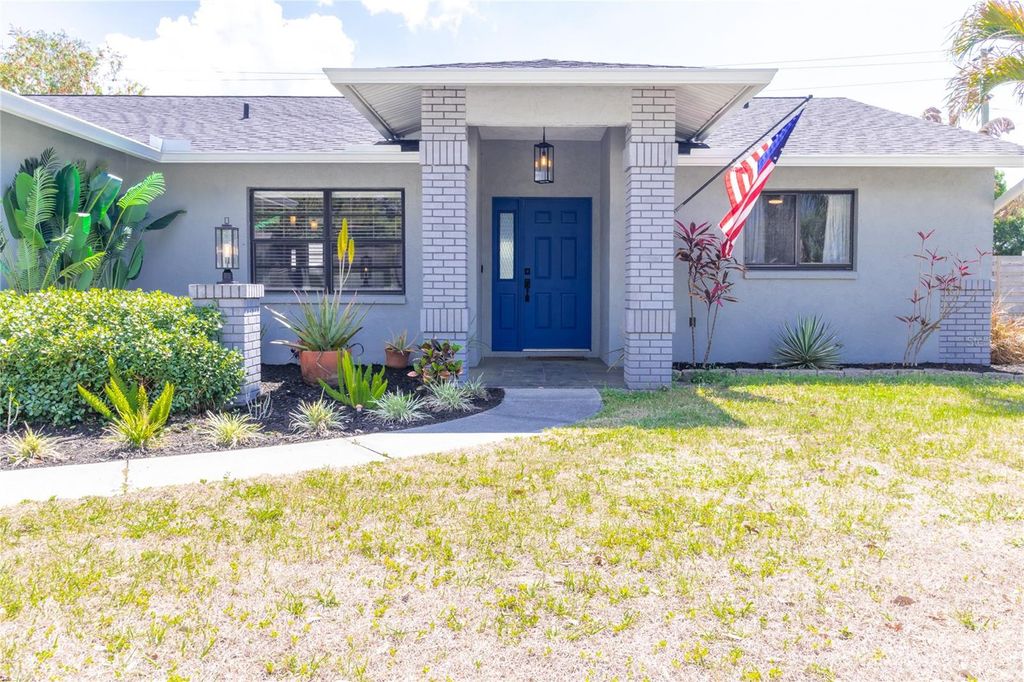 Photo of 4702 Glenbrooke Terrace, Sarasota, FL 34243 (MLS # A4687912)